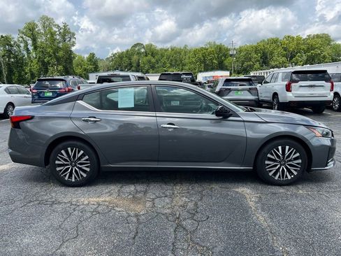 Used 2025 Nissan Altima 2.5 SV FWD image 2