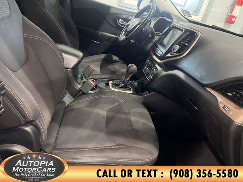 Used 2017 Jeep Cherokee Latitude image 11