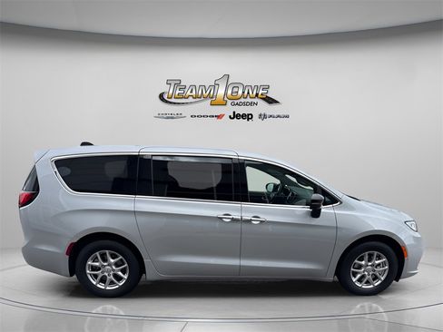 New 2026 Chrysler Pacifica Select image 9