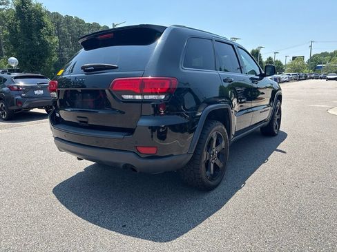 Used 2019 Jeep Grand Cherokee Laredo AWD/4WD image 5