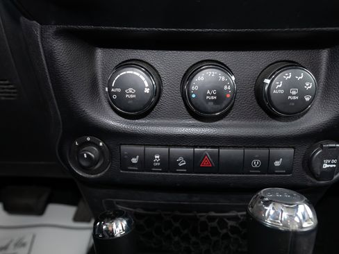 Used 2014 Jeep Wrangler Unlimited Sahara w/ Connectivity Group AWD/4WD image 21
