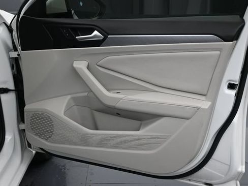 Used 2024 Volkswagen Jetta SE FWD image 11