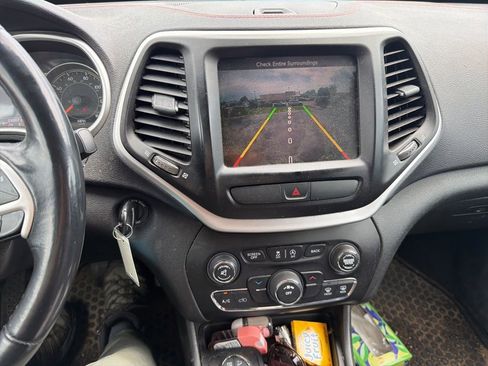 Used 2015 Jeep Cherokee Trailhawk AWD/4WD image 11