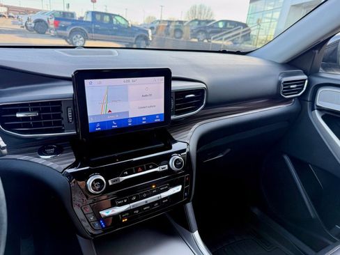 Used 2022 Ford Explorer Limited w/ Equipment Group 301A image 18