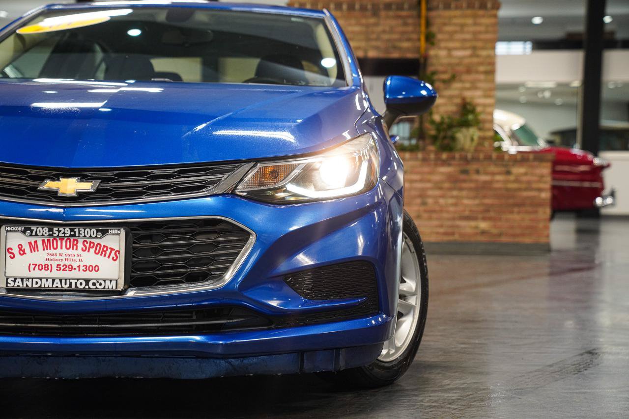 Used 2017 Chevrolet Cruze LT FWD image 2