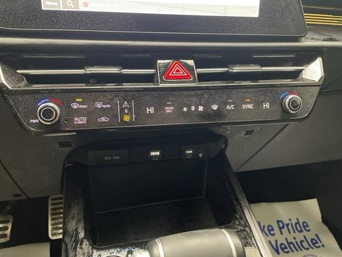 Used 2024 Kia Niro EX Touring image 32
