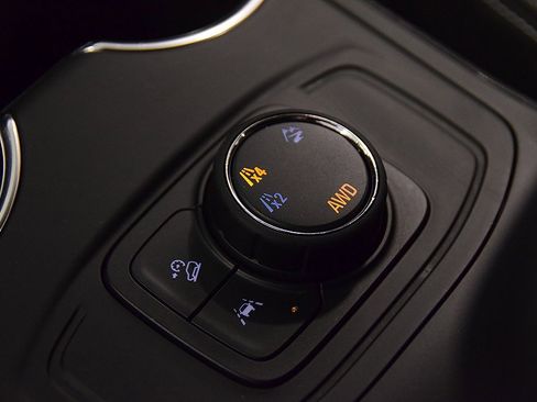 Used 2024 GMC Terrain SLE image 25