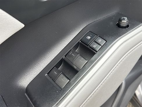 Used 2021 Toyota Highlander LE image 27