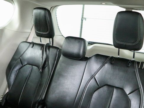 Used 2024 Chrysler Pacifica Touring-L FWD image 25