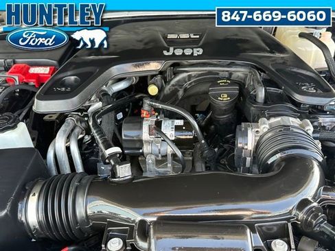 Used 2021 Jeep Wrangler Unlimited Sahara AWD/4WD image 9