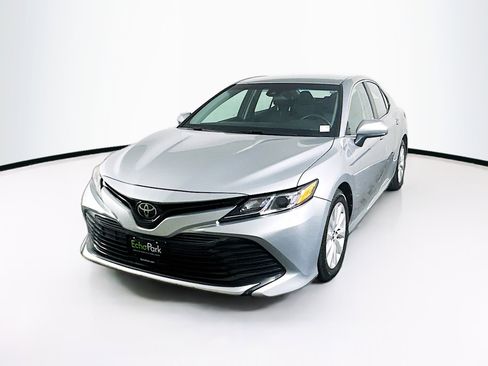 Used 2018 Toyota Camry LE image 3