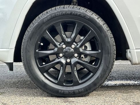 Used 2018 Jeep Grand Cherokee Altitude image 27