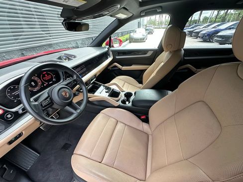 Certified 2025 Porsche Cayenne S AWD/4WD image 4