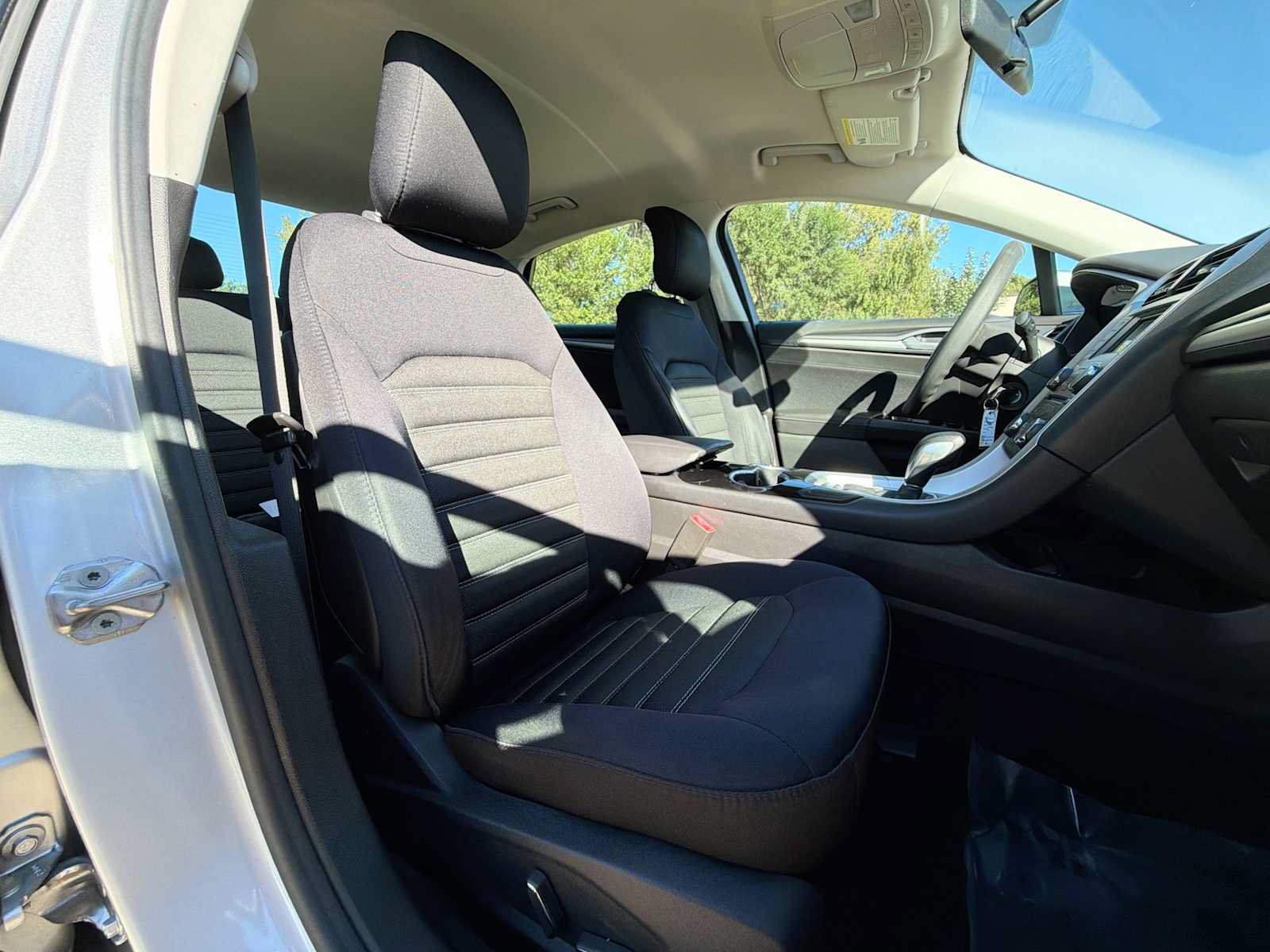 Used 2015 Ford Fusion SE FWD image 18