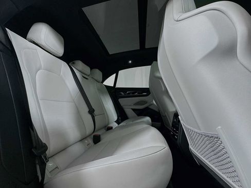 Certified 2025 Porsche Macan 4S Electric AWD/4WD image 28