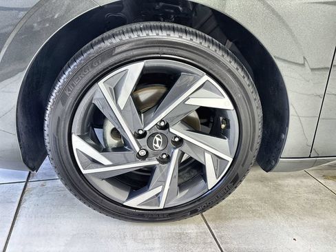 Certified 2025 Hyundai Elantra SEL FWD image 18