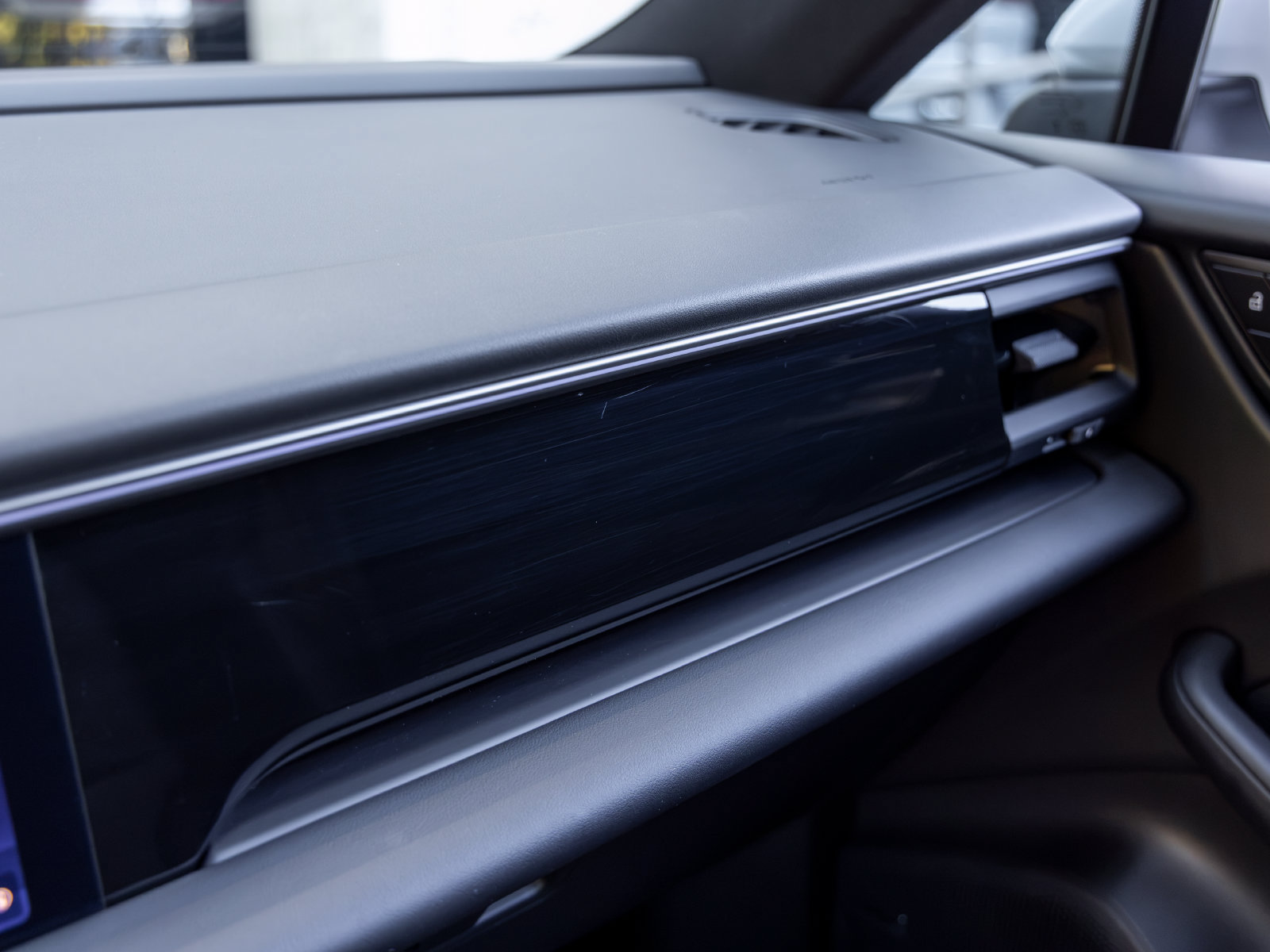 Certified 2025 Porsche Macan Electric RWD image 40