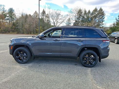 New 2025 Jeep Grand Cherokee Altitude image 5
