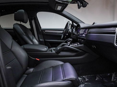 Used 2023 Porsche Cayenne Platinum Edition image 21