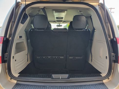 Used 2014 Chrysler Town & Country Touring-L FWD image 29