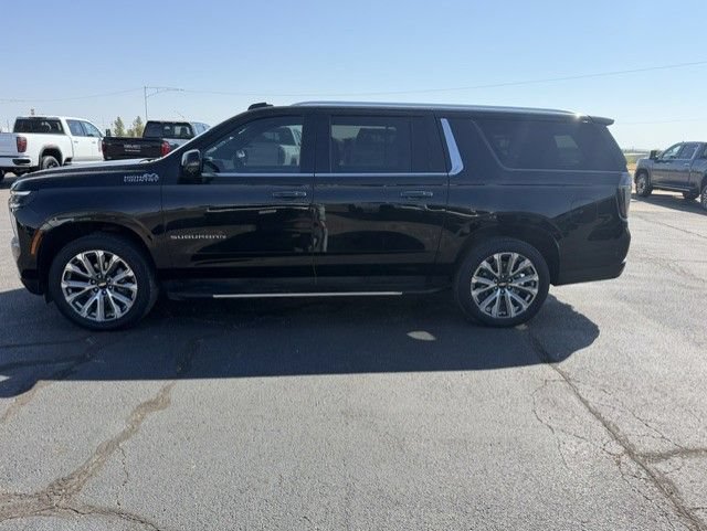 Used 2025 Chevrolet Suburban High Country AWD/4WD image 3