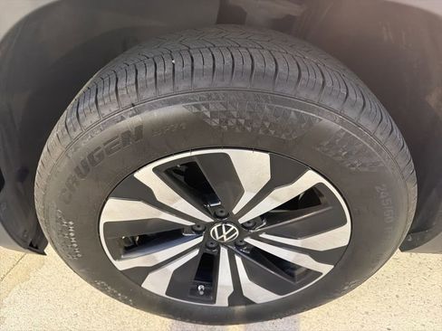 Used 2024 Volkswagen Atlas Cross Sport SE image 4