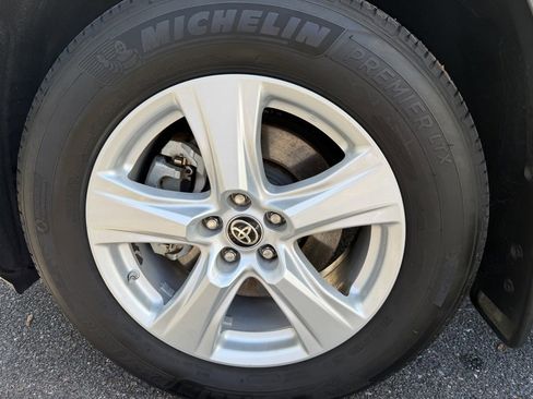 Used 2020 Toyota Highlander LE image 28