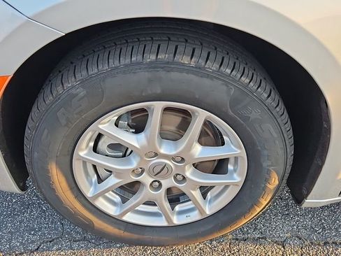 Used 2024 Chrysler Pacifica Touring-L image 10