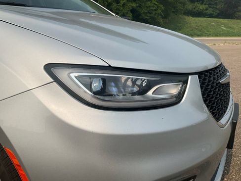 Used 2024 Chrysler Pacifica Touring-L FWD image 19