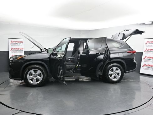 Used 2021 Toyota Highlander L image 45
