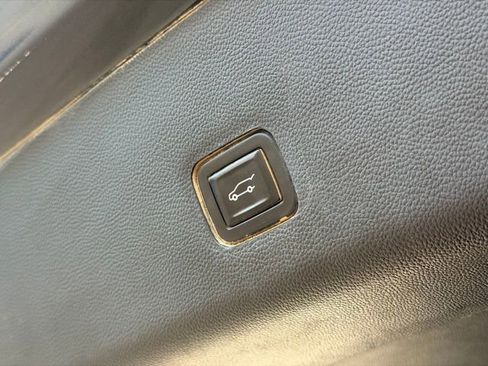 Used 2020 Chevrolet Traverse LT image 30