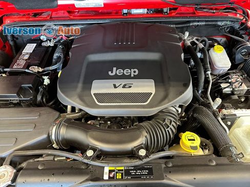 Used 2018 Jeep Wrangler Sahara w/ Connectivity Group AWD/4WD image 18