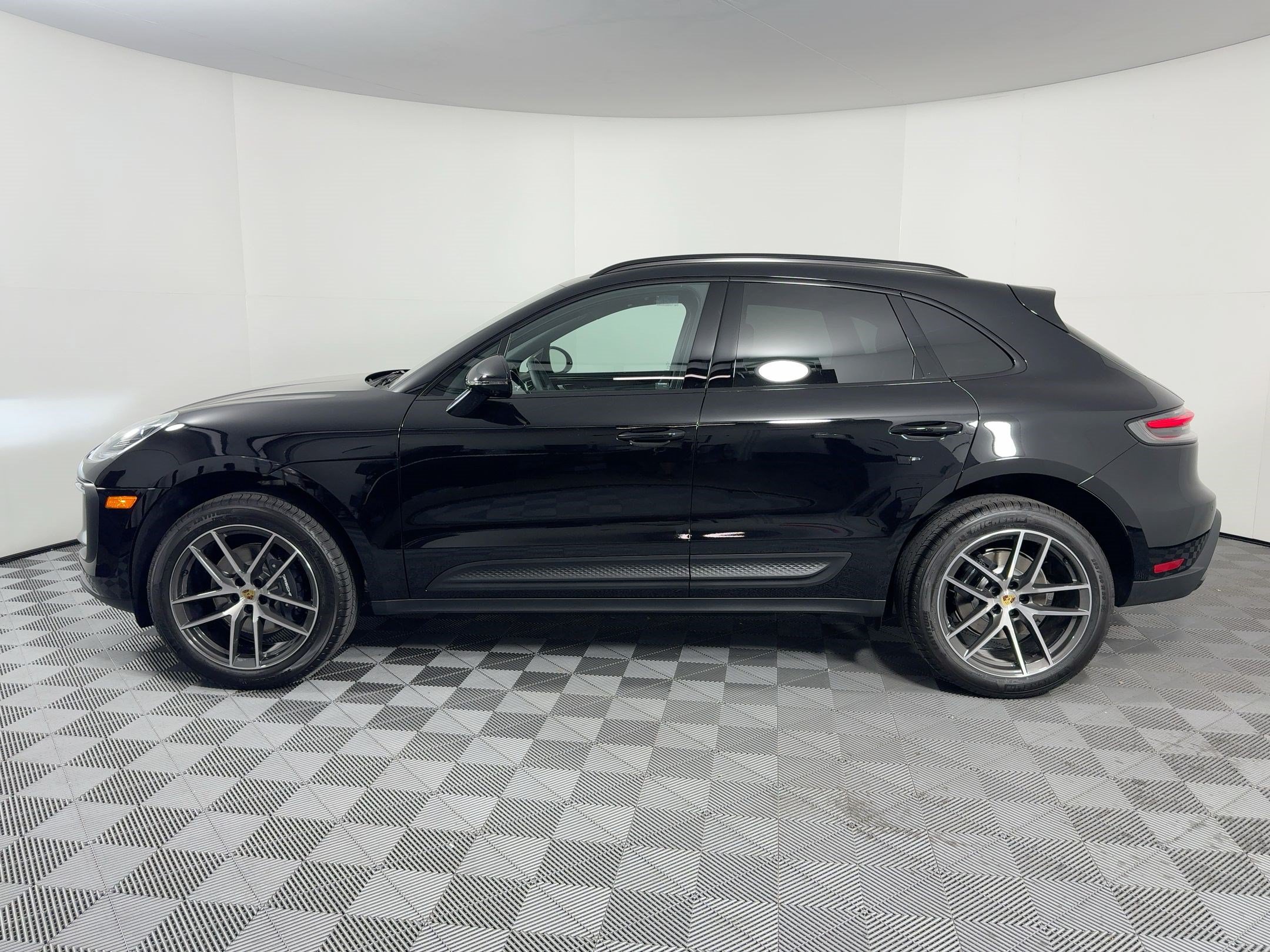 Certified 2026 Porsche Macan AWD/4WD image 2