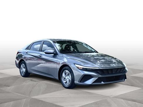 Used 2024 Hyundai Elantra SE FWD image 2