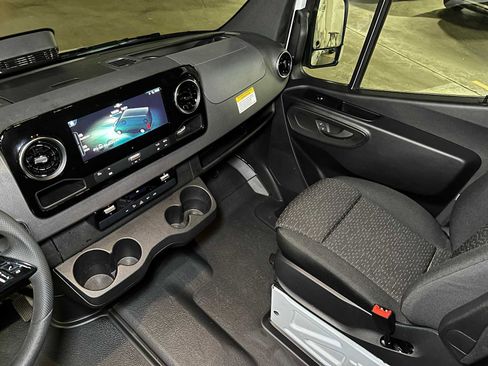 Used 2025 Mercedes-Benz Sprinter 2500 image 34