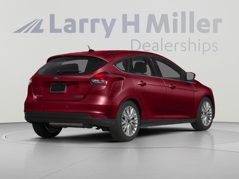 Used 2015 Ford Focus Titanium w/ Titanium Technology Package FWD image 2