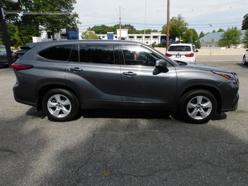 Used 2021 Toyota Highlander LE AWD/4WD image 6