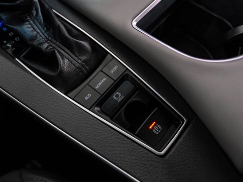 Used 2019 Toyota Avalon XSE image 26