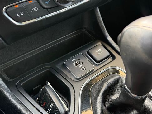 Used 2019 Jeep Cherokee Limited FWD image 18