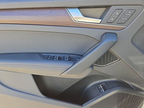 Used 2025 Audi Q5 e Premium Plus w/ Premium Plus Package image 15