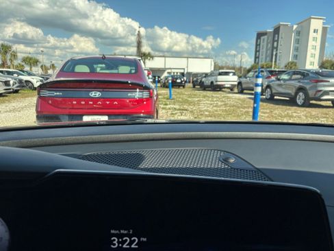 Used 2025 Hyundai Elantra SEL image 14