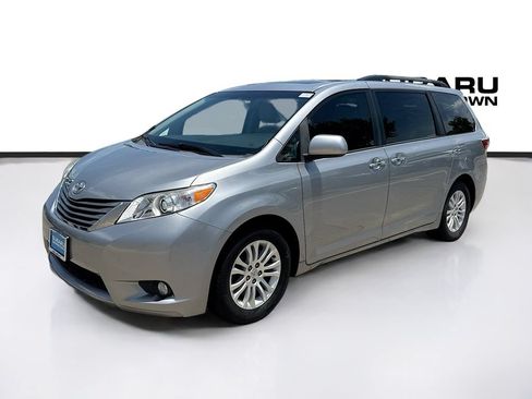 Used 2017 Toyota Sienna XLE Premium FWD image 3