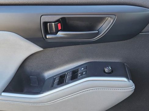 Used 2024 Toyota Highlander LE image 28
