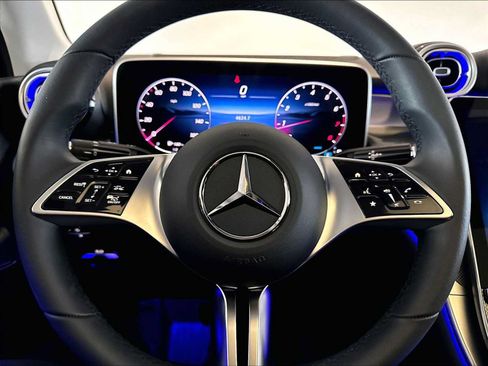 Used 2025 Mercedes-Benz GLC 300 4MATIC image 18