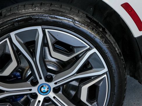 Used 2024 BMW iX xDrive50 w/ Premium Package AWD/4WD image 9