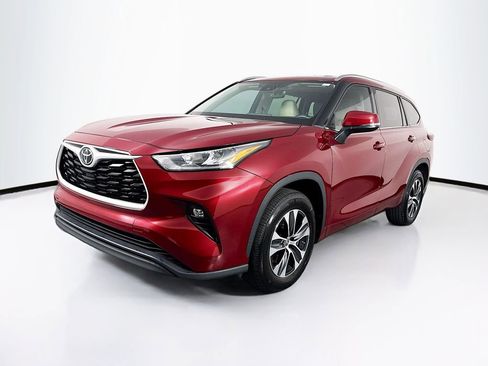 Used 2020 Toyota Highlander XLE FWD image 3