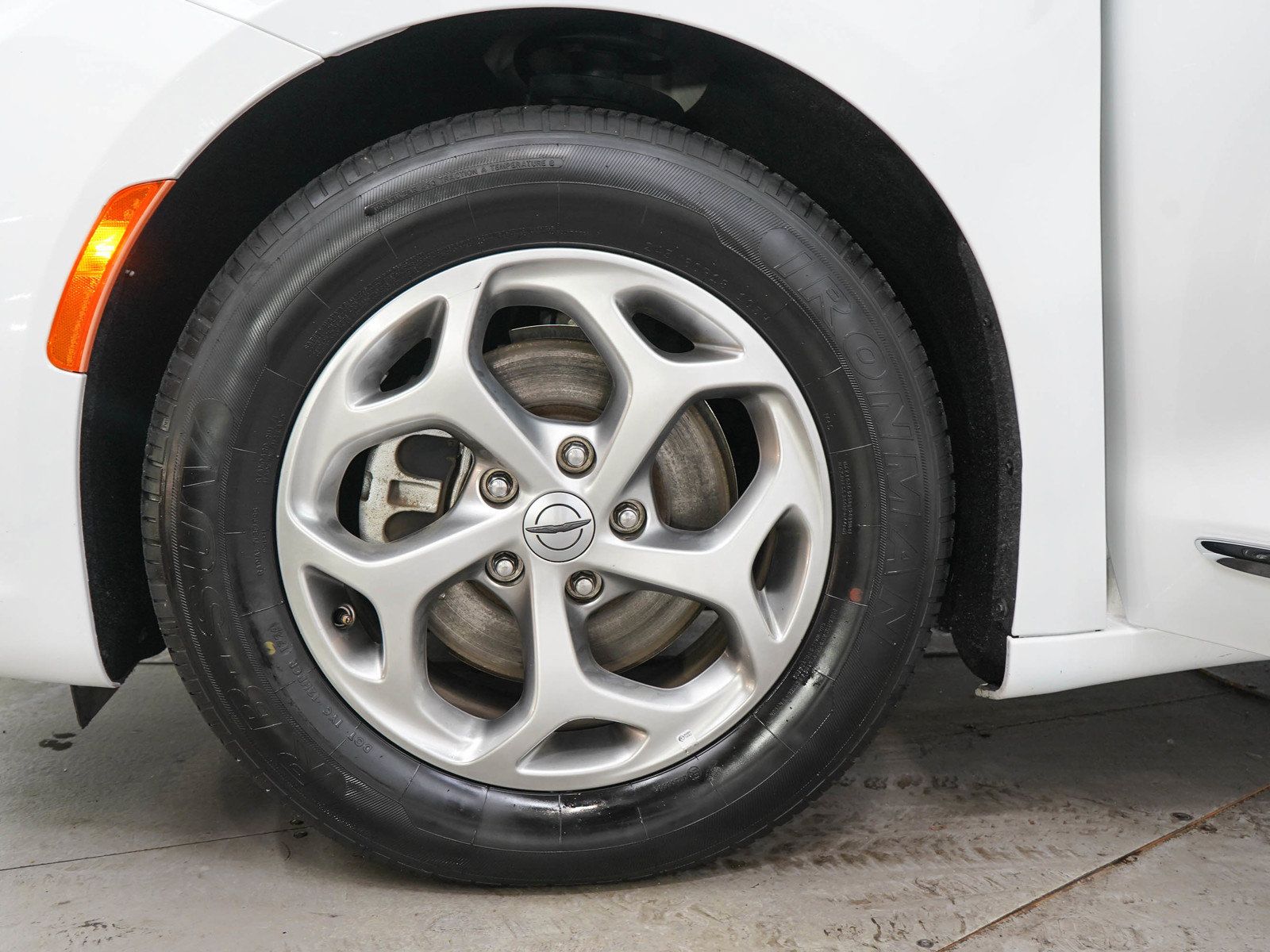 Used 2023 Chrysler Pacifica Limited FWD image 31