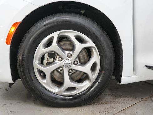 Used 2023 Chrysler Pacifica Limited FWD image 31