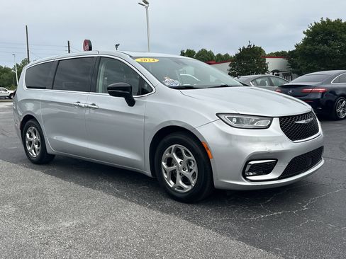 Used 2024 Chrysler Pacifica Limited FWD image 2