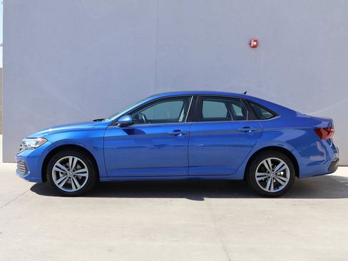 Used 2024 Volkswagen Jetta SE FWD image 2